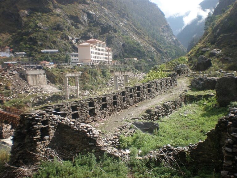 जंगबहादुर राणाको पालामा निर्माण भएको ऐतिहाँसिक रसुवागढी - अहिले यो २०८३ बैशाख १० मा आएको बाढीका कारण बगरमा परिणत भएको छ